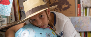 La noia e i bambini nelle lunghe giornate estive.