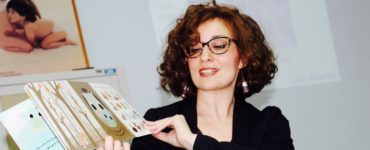 Alessandra Maltempo, attrice ed educatrice teatrale durante un workshop per educatori dedicato alla letteratura per l'infanzia e a come leggere libri ai bambini