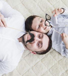 Giochi di ruolo tra papà e figlio