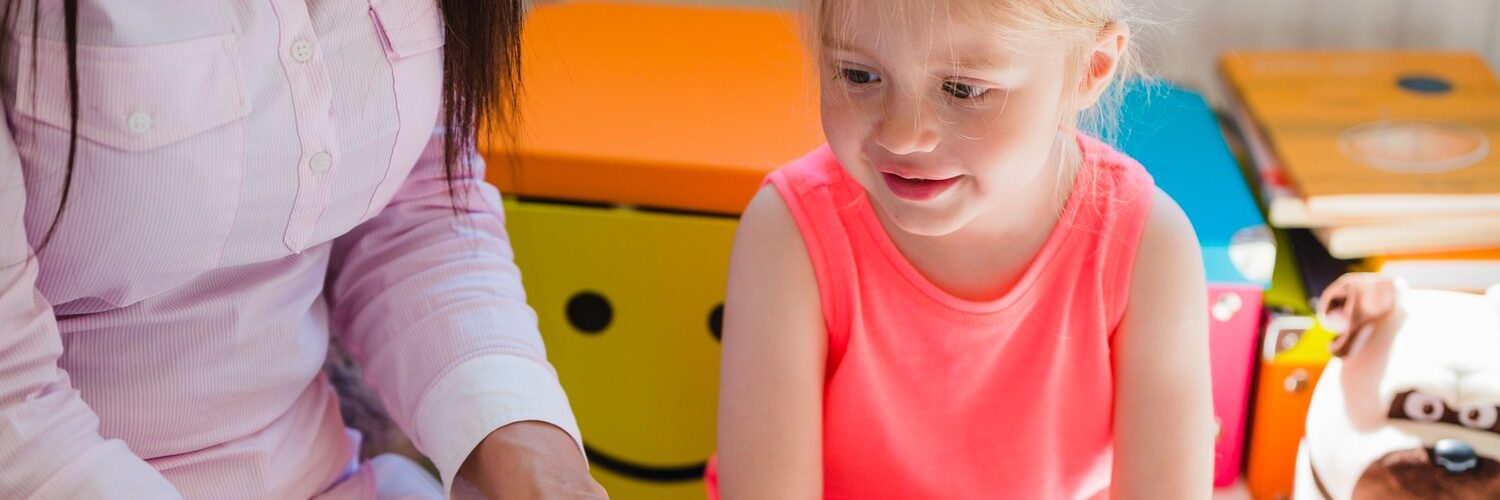 lettura ad alta voce bambina in ascolto