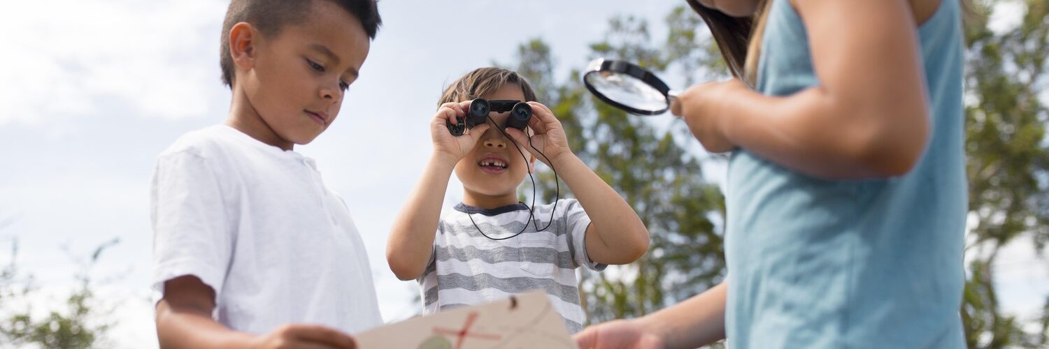 tra bambini che giocano alla caccia al tesoro con una mappa in mano