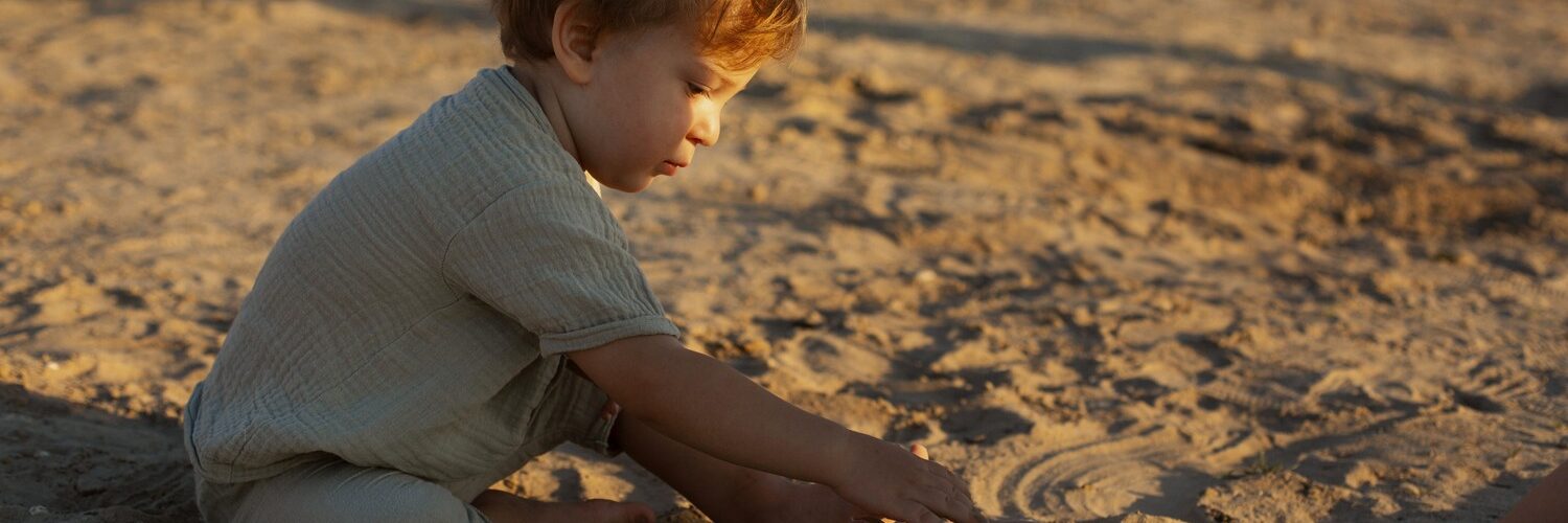 tenero bambino che gioca in spiaggia