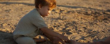 tenero bambino che gioca in spiaggia