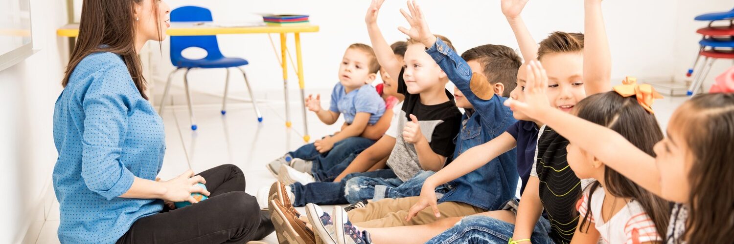 gruppo di studenti che alzano le mani per partecipare