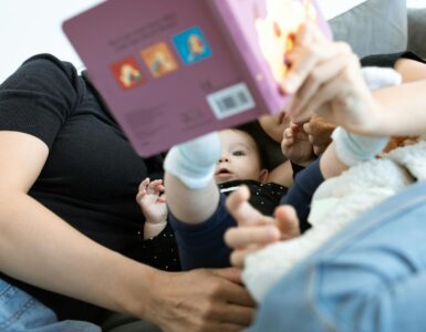 neonato a cui viene letto un libro