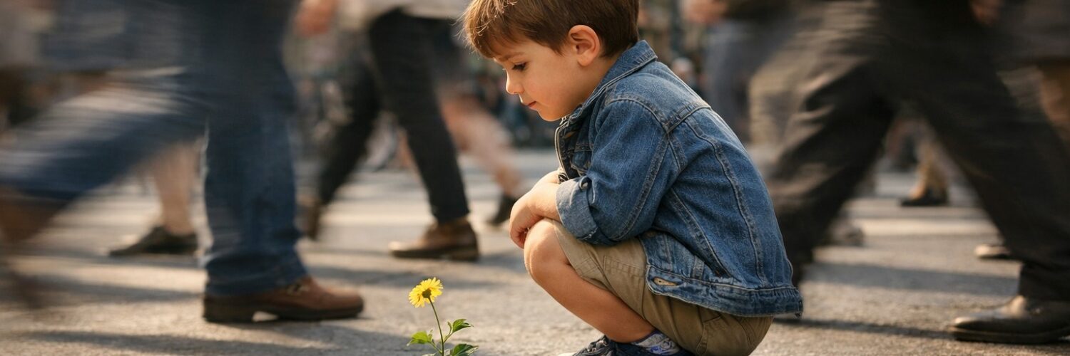 Un bambino piccolo accovacciato su un marciapiede cittadino affollato, intento a osservare con curiosità un singolo fiore giallo che cresce da una crepa nell'asfalto. Intorno a lui, le figure sfocate di molti passanti suggeriscono un movimento frenetico che contrasta con il momento di calma e meraviglia del bambino. Il piccolo indossa una giacca di jeans, pantaloni beige e scarpe da ginnastica blu.
